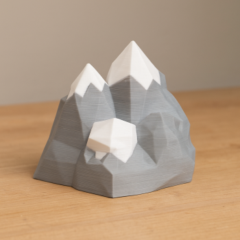 Kar Kaplı Düşük Poligon Dağ Heykeli - 3D Baskılı Dekor