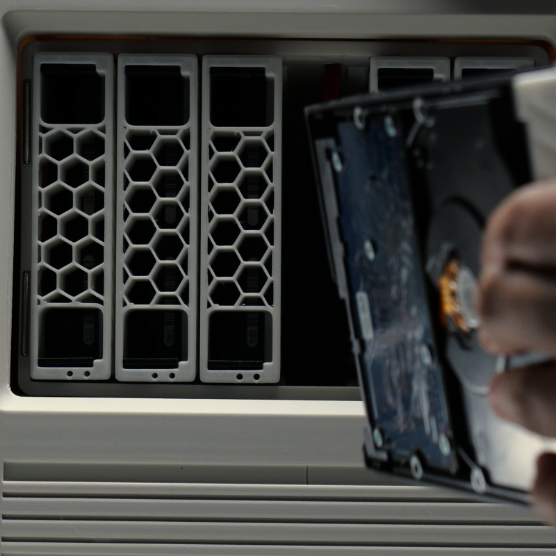 Macintosh Tarzı 11 Baylık NAS Kasa - 3D Baskılı Depolama Çözümü