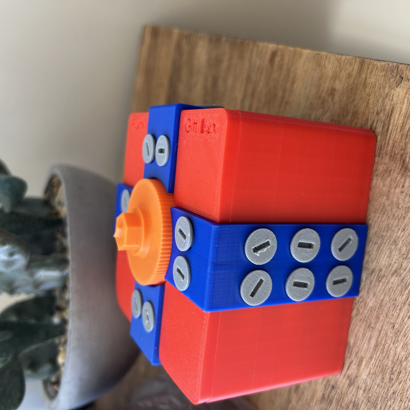 Şaka Kutusu: 32 Vidalı Zorlu Hediye Kutusu - 3D Baskı