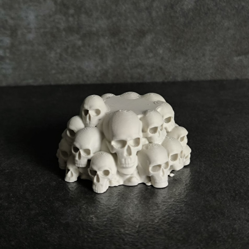 Kafataslı Sunakta Şeytancık 3D Baskı Mini Figür - Dekor ve Koleksiyon