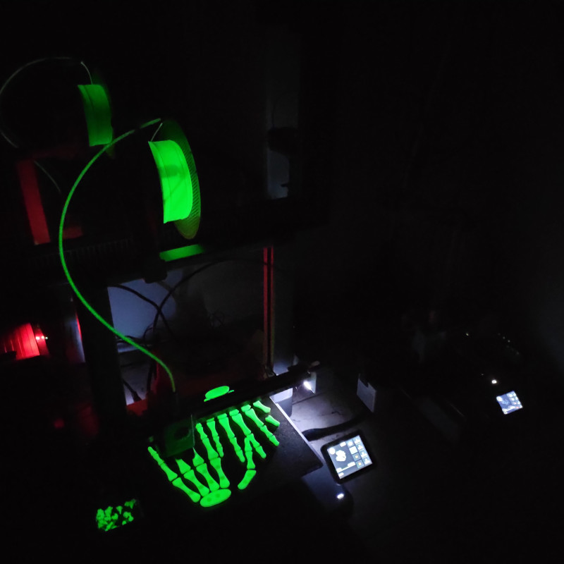 Parlayan İskelet Eldiveni - 3D Baskılı Cosplay Aksesuarı Parlayan İskelet Eldiveni - 3D Baskılı Cosplay Aksesuarı