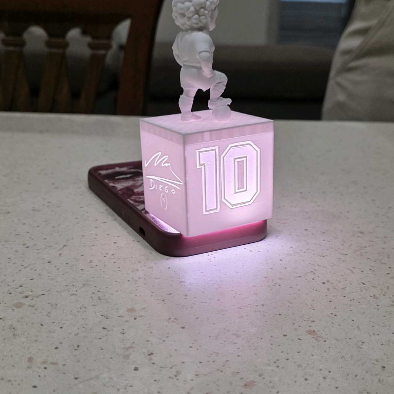 Maradona LED Aydınlatmalı 3D Baskı Heykel - Özel Tabanlı