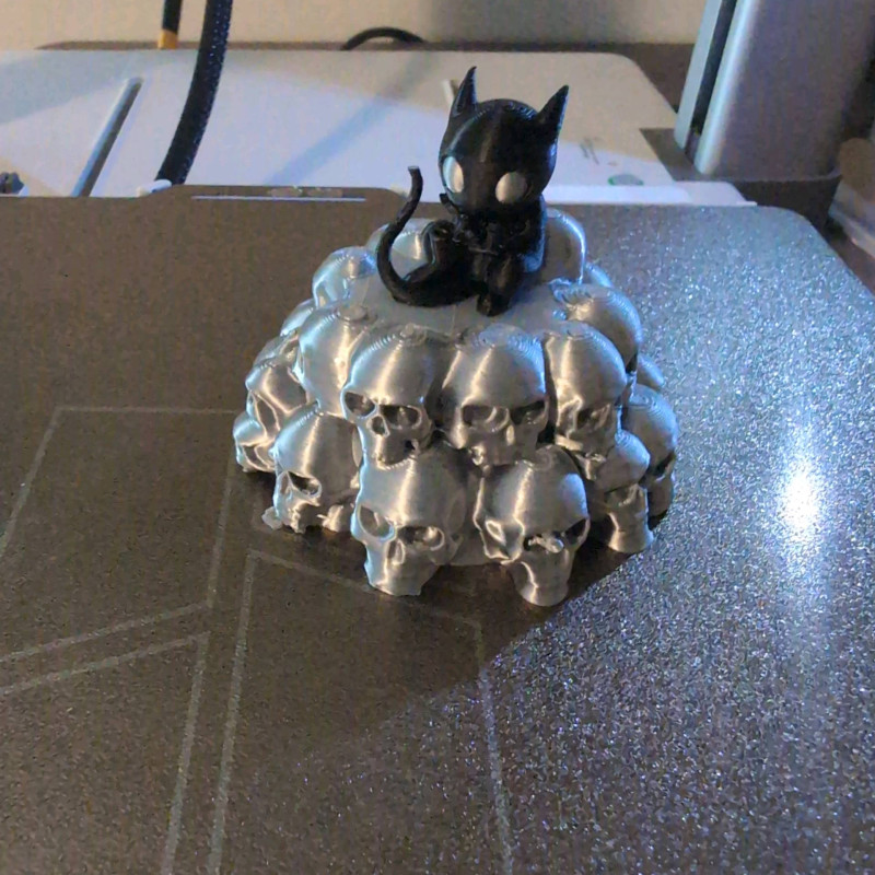 Kafataslı Sunakta Şeytancık 3D Baskı Mini Figür - Dekor ve Koleksiyon